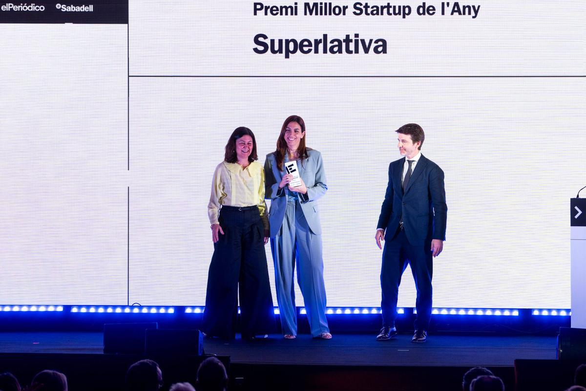 La fundadora de Superlativa Botanicals, Teresa Pueyo, recoge el premio a mejor 'startup' de 2025 en los Premios Empresa del Año