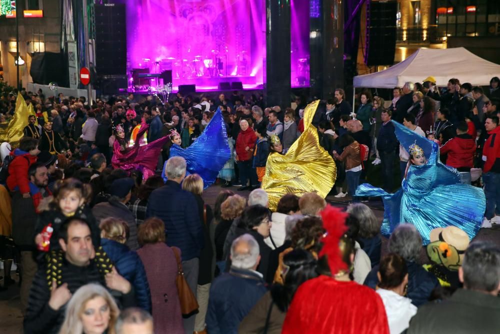 Miles de personas se congregan en el centro de la ciudad para seguir la marcha de las 28 agrupaciones que desfilaron entre Isaac Peral y la Porta do Sol.