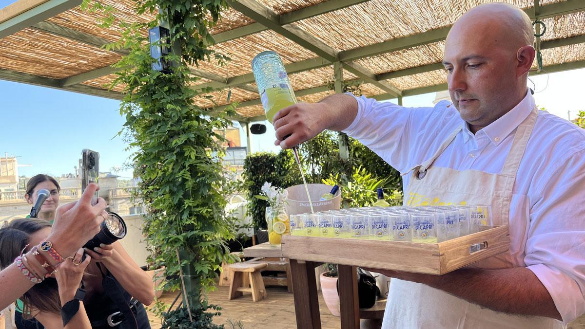 George Restrepo sirve unos tragos de limoncello en una presentación de Di Capri en Barcelona.