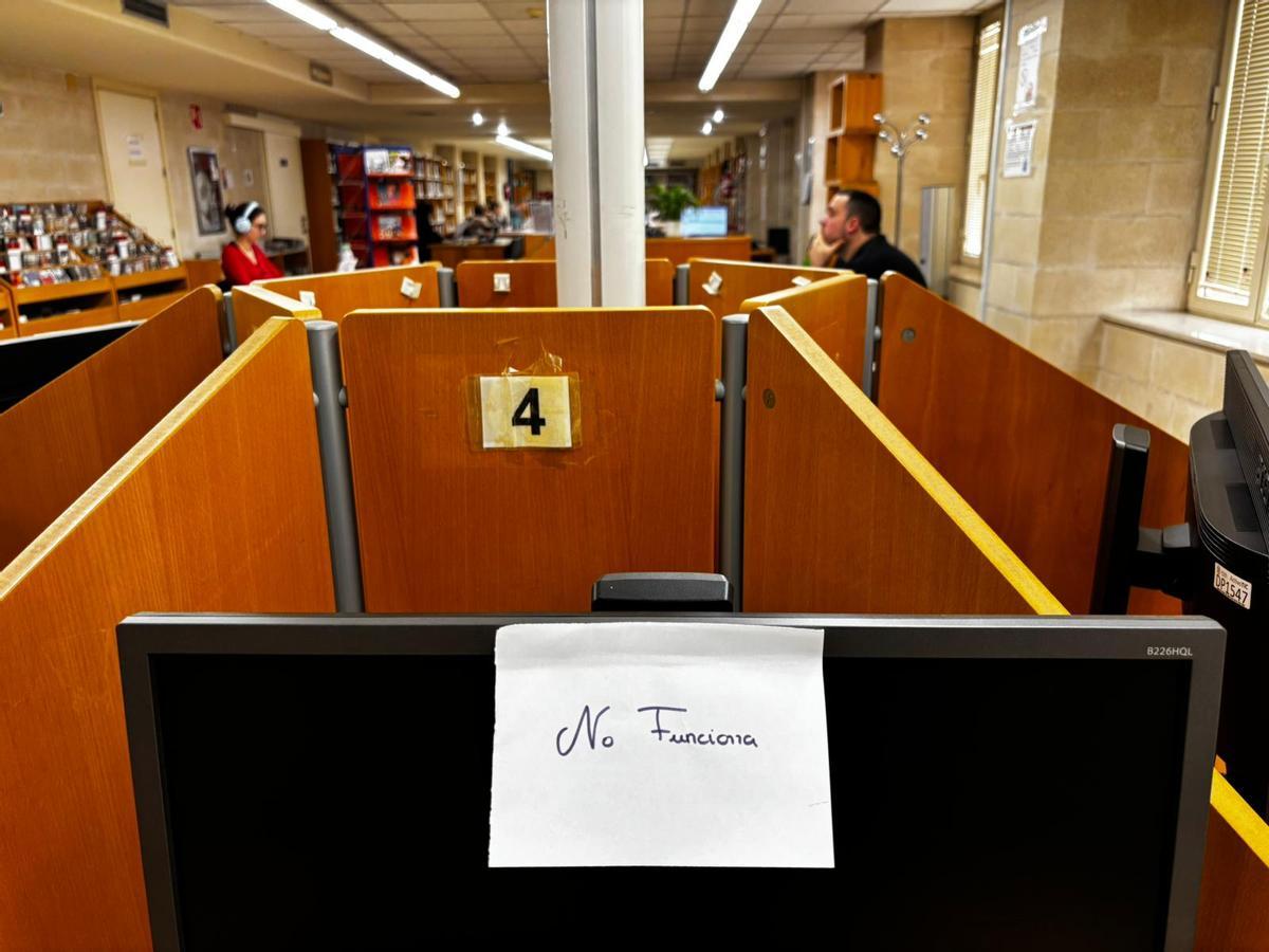 Ordenador sin funcionar desde agosto en la sala de estudio de la biblioteca de Carrús en Elche