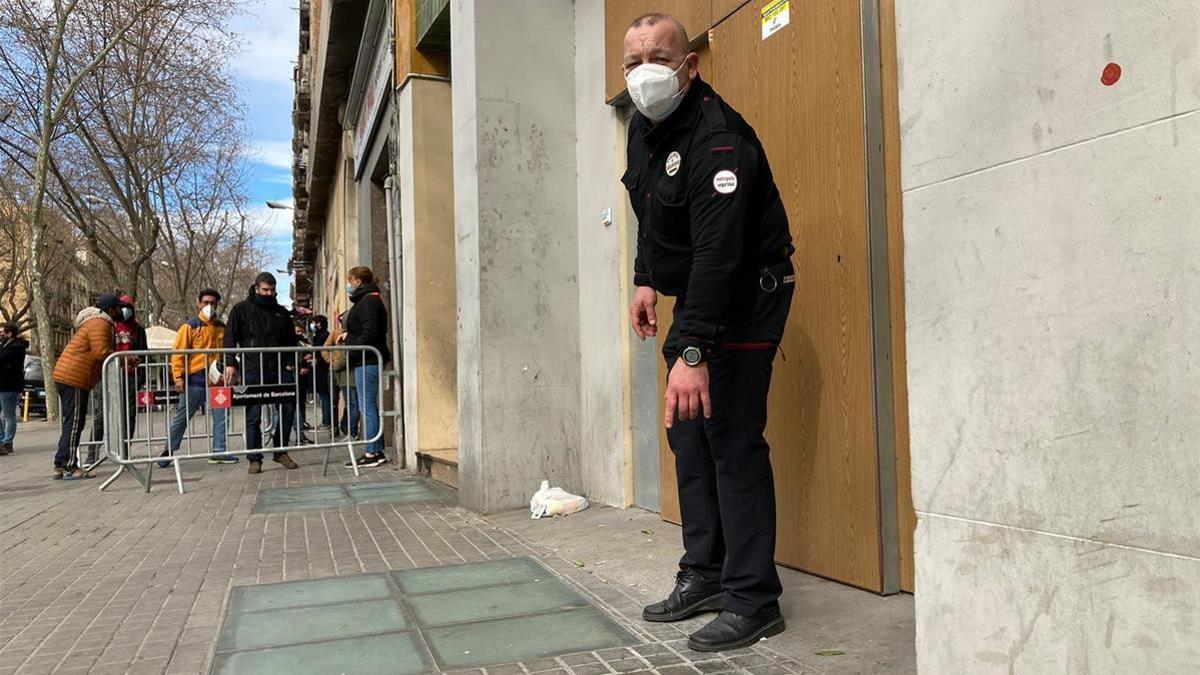 Barcelona  10 2 2021   El guardia de seguridad vigilante del gimnas Sant Pau  ha impedido el ataque neonazi a un hombre sintecho  rociado con gasolina en la calle   FOTO  Guillem Sanchez