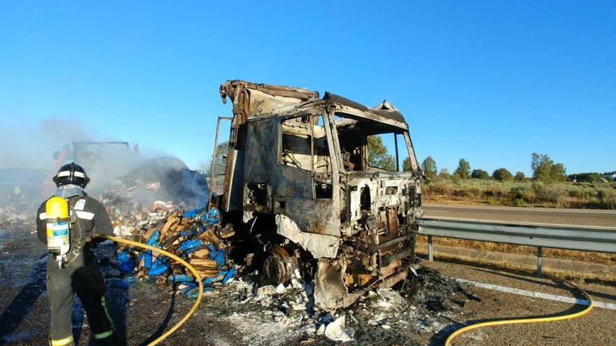 El incendio de un camión obliga a cortar la A-52 a la altura de Mombuey