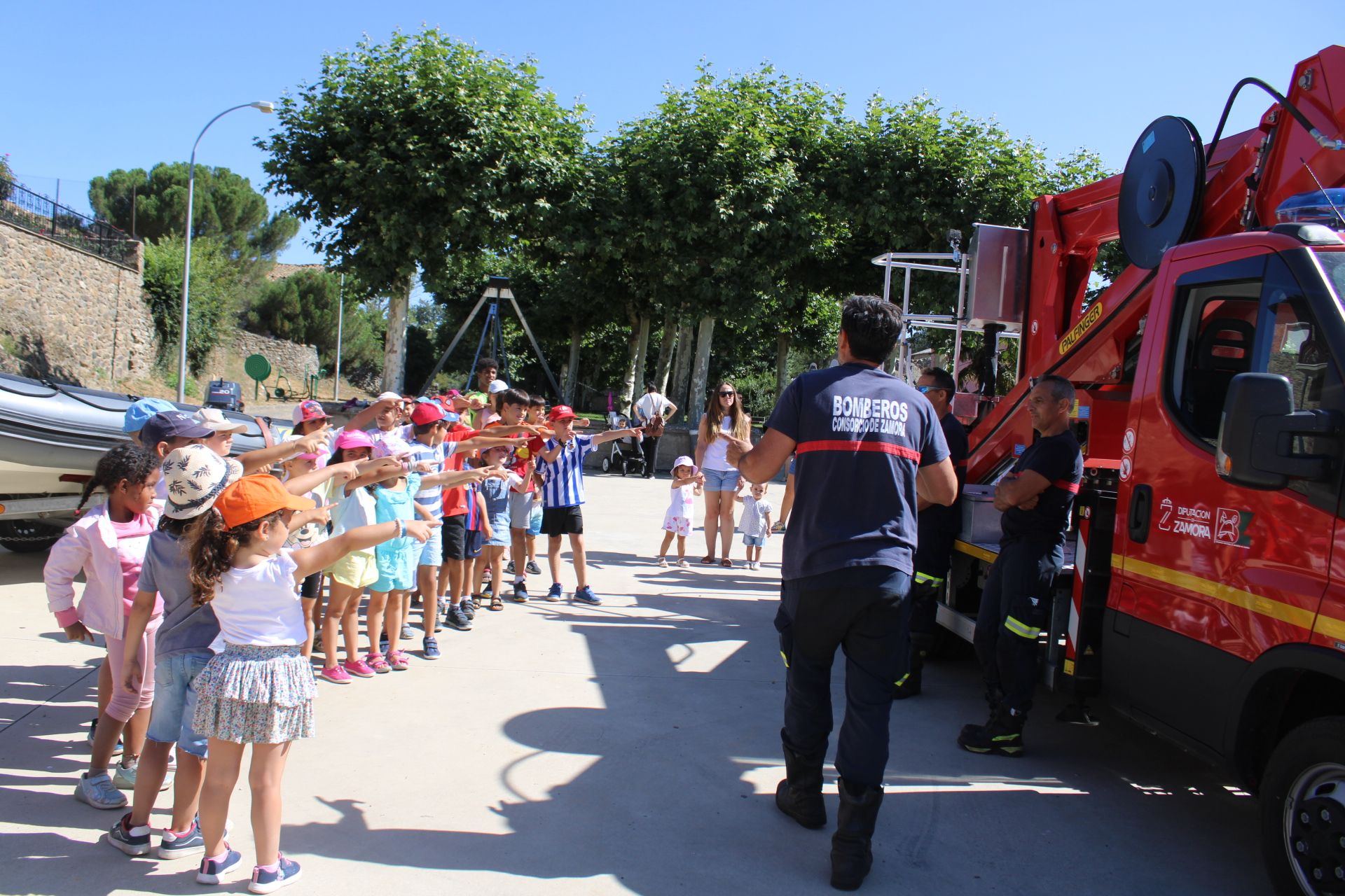 GALERÍA | Los niños de Mombuey, bomberos por un día