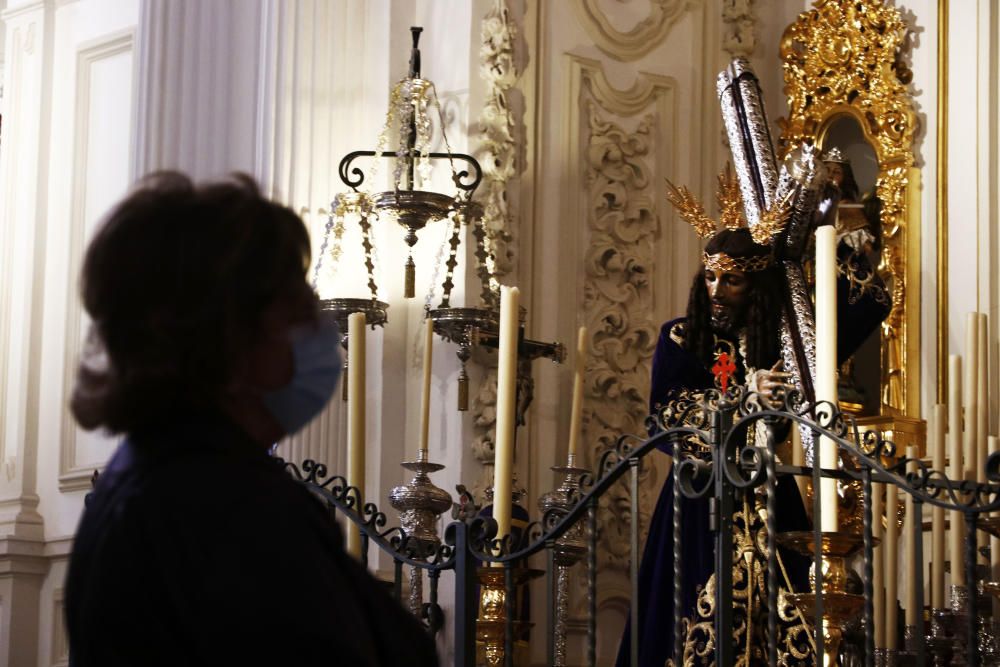 En la iglesia de Santiago, algunos fieles se pasan a rezar con las medidas de higiene y distanciamiento social que el propio templo se esmera por cumplir y dar a conocer.