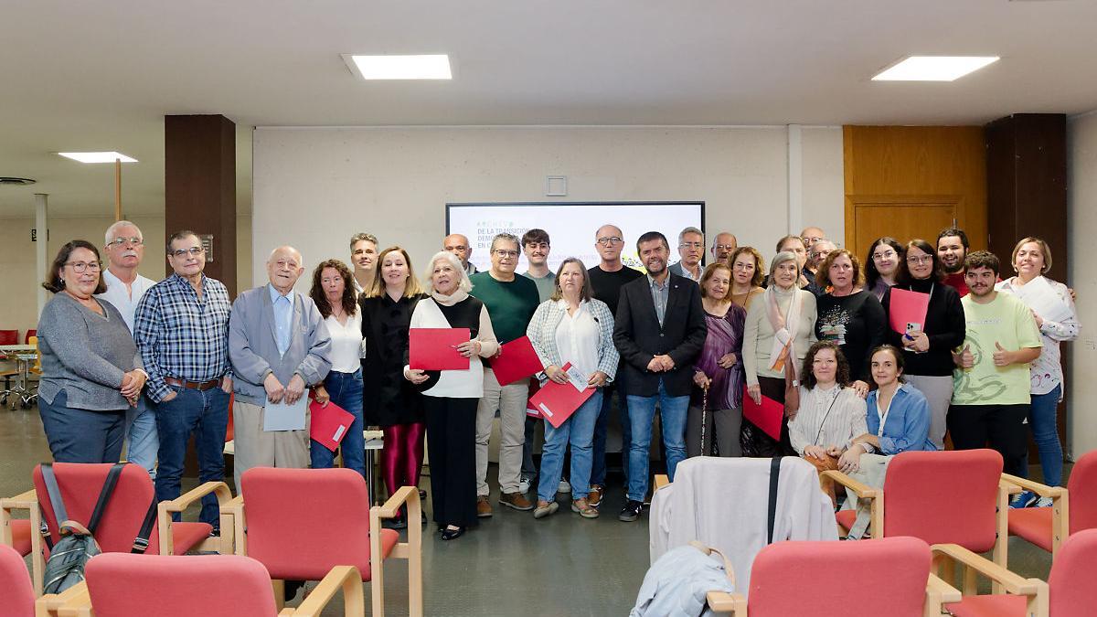 Foto de grupo de las personas que han realizado estas donaciones junto al rector de la ULL, Francisco García, y la bibliotecaria responsable del proyecto, Francisca Rivero.