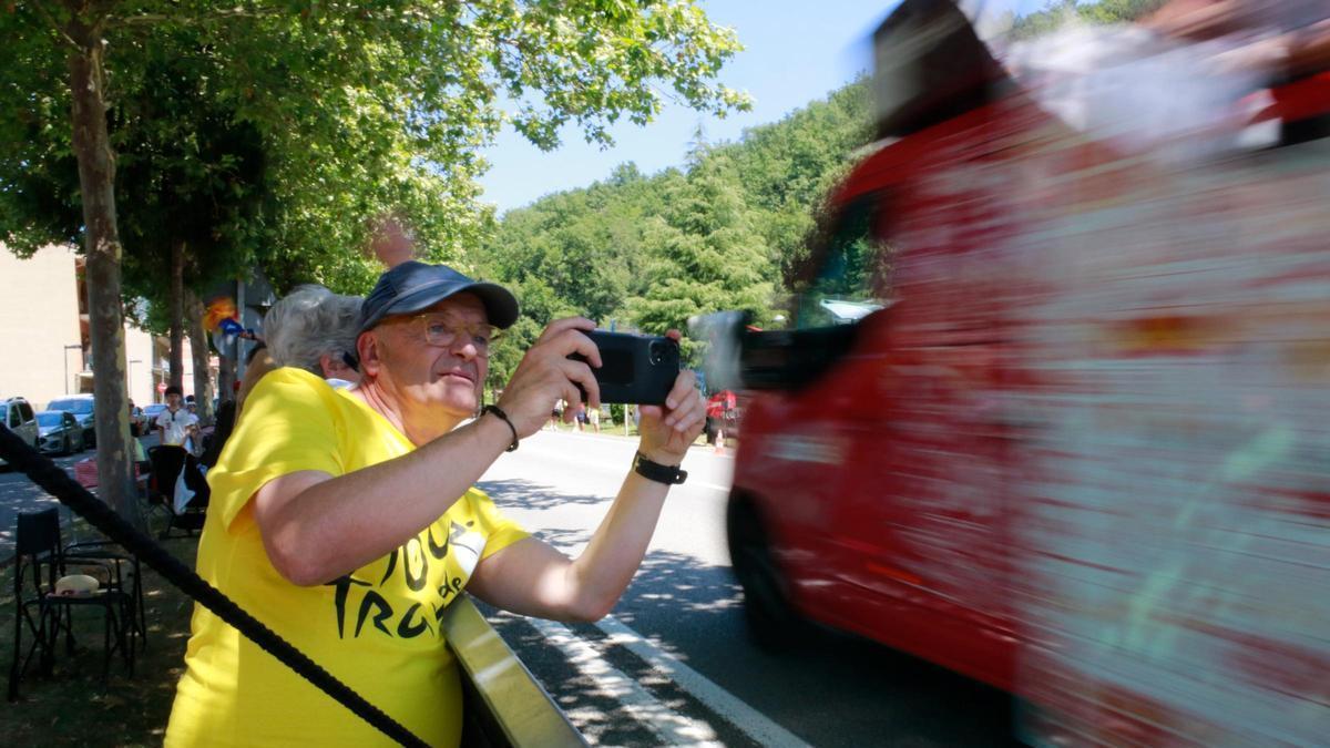 VÍDEO | Campdevànol vibra amb el pas del Tour de França: "Tenir un esprint especial a deu metres de casa no té preu"