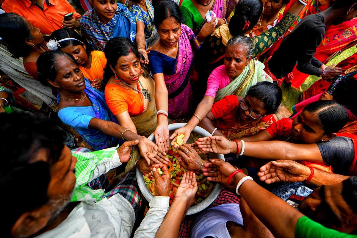 Los devotos hindúes reciben las bendiciones del Señor Jagannath del Sacerdote del Templo Brindaban Chandra, durante el festival de baño Snana Yatra.