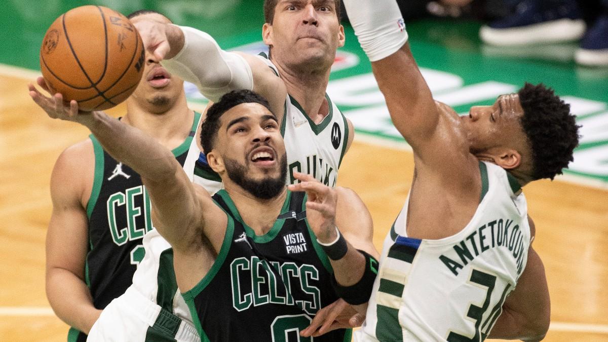 Tatum en una jugada con Antetokounmpo