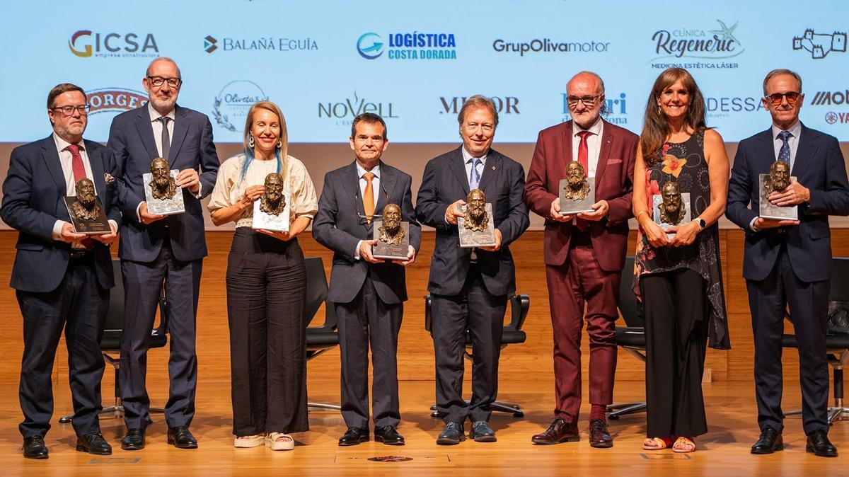 El chef Jeroni Castell (Les Moles), de rojo, entre los galardonados de los Premios Gaudí Gresol a la Notoriedad y la Excelencia que ha otorgado la Fundació Gresol este 2026.