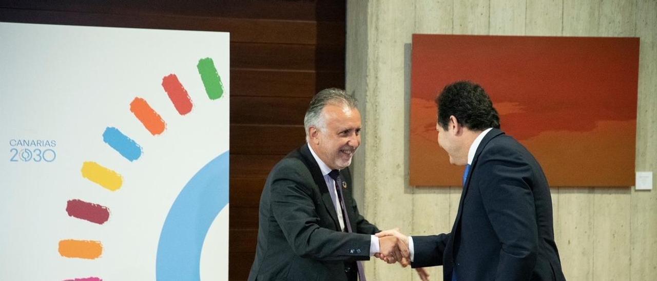El presidente de Canarias Ángel Víctor Torres saluda Orlando Luján en la reunión con los promotores del Manifiesto del REF.
