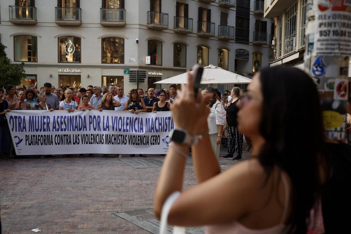 MLG 23-07-2026.-Concentración en contra de la violencia de género, donde han asesinado dos mujeres en Málaga, en menos de 24 horas