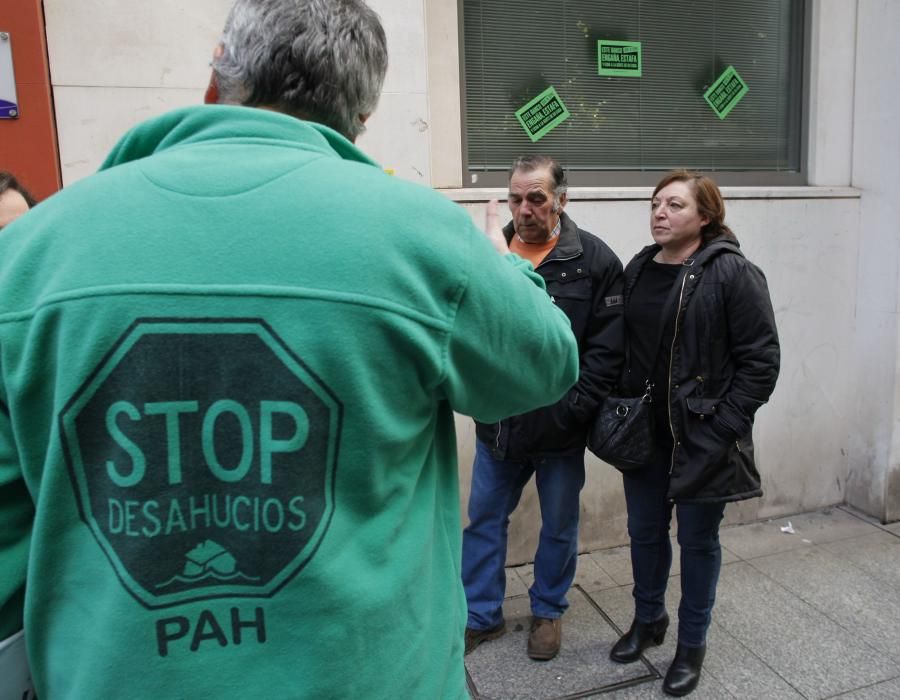 Protesta de la PAH para evitar otro desahucio en Gijón.