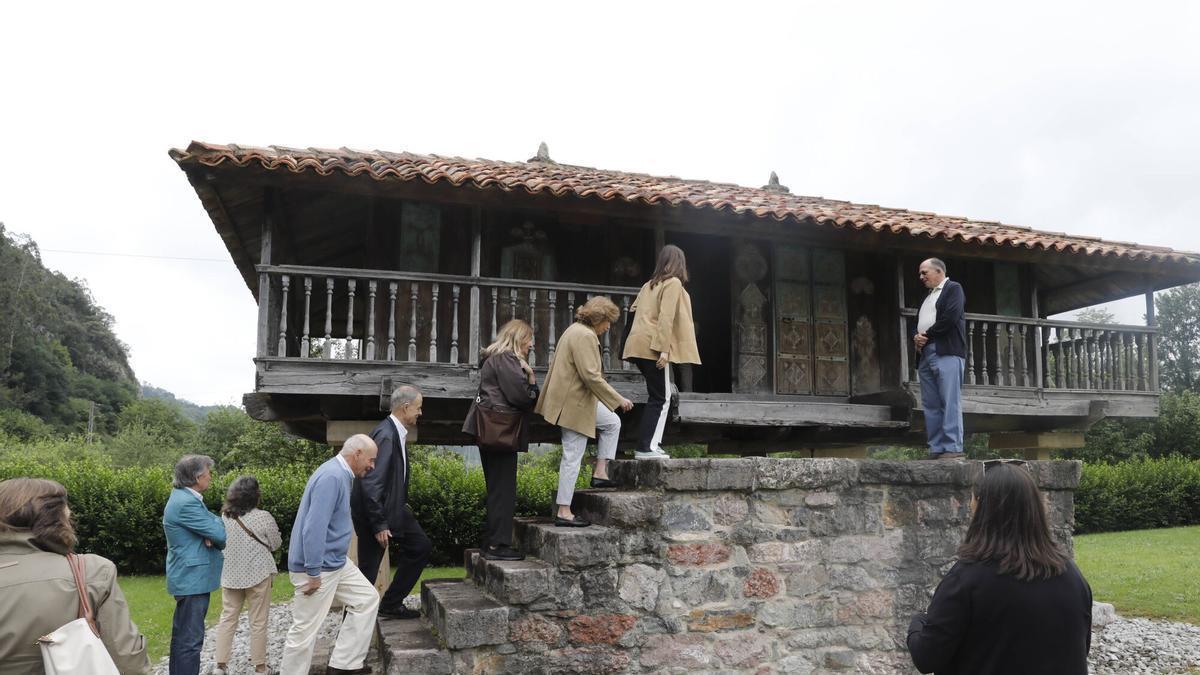 Vecinos y visitantes en Bueño.