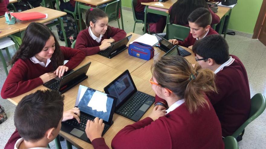 Un grupo de alumnos del Colegio San Vicente, con tablets, en una clase.