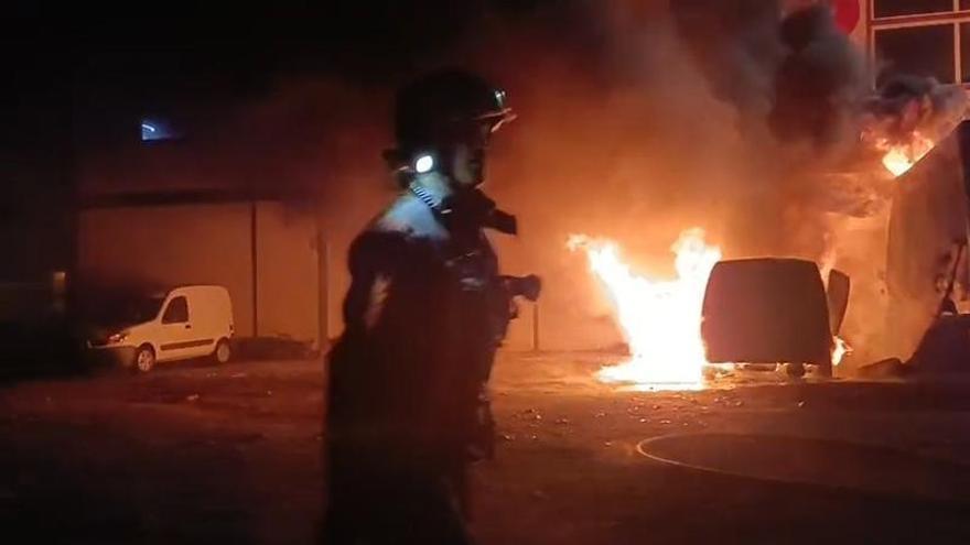 Arden dos furgonetas en el polígono industrial Las Majoreras, en Ingenio