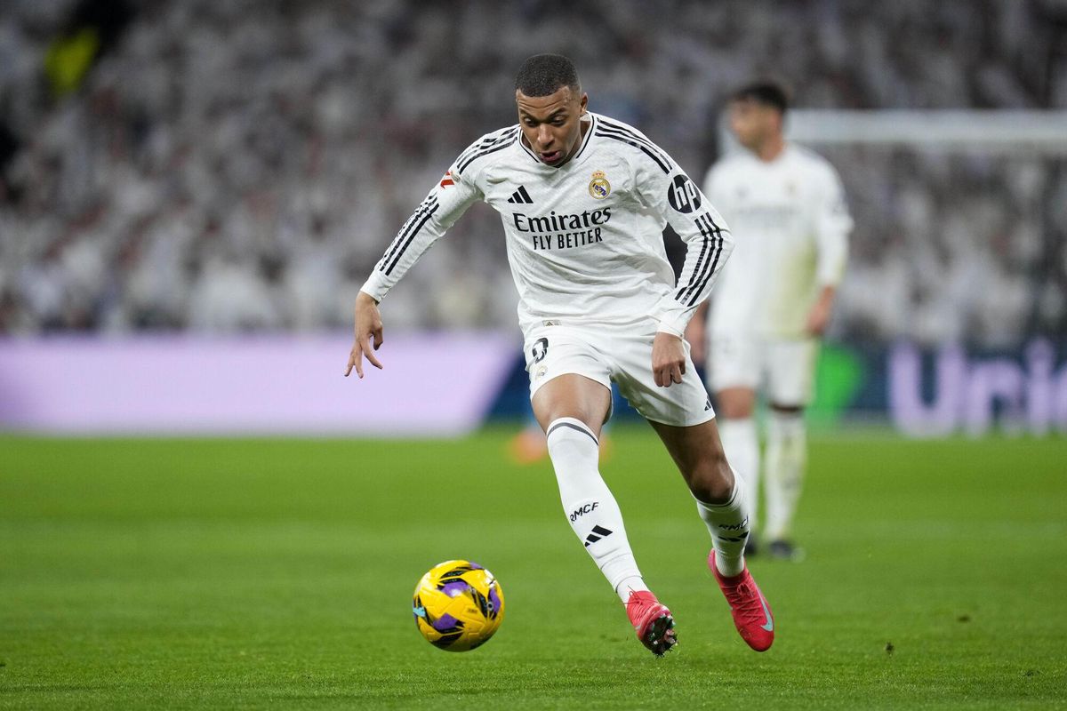 Real Madrids Kylian Mbappe runs with the ball during a Spanish La Liga soccer match between Real Madrid and Atletico Madrid at the Santiago Bernabeu stadium in Madrid, Saturday, Feb. 8, 2025. (AP Photo/Manu Fernandez). EDITORIAL USE ONLY/ONLY ITALY AND SPAIN