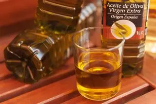 El aceite de oliva virgen extra dispara su precio de media un 69% en el último año