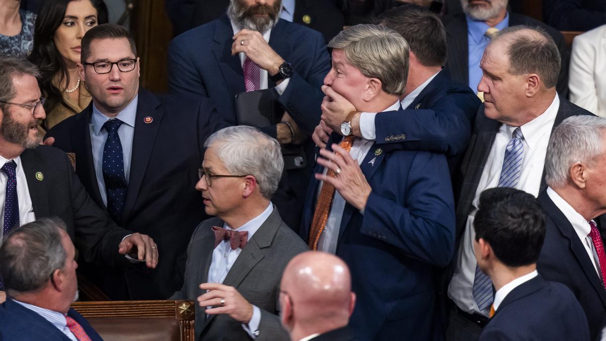 El representante republicano por Alabama Mike Rogers es contenido tras gritarle al representante republicano por Florida Matt Gaetz, quien se negó a votar por el líder Kevin McCarthy para ser el próximo presidente de la Cámara de Representantes.