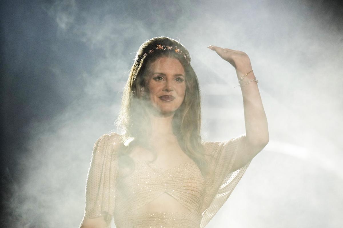 Lana del Rey, bu Cuma Barselona'da düzenlenen Primavera Sound festivalindeki performansı sırasında.