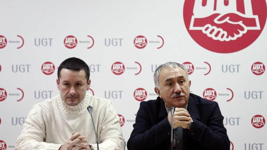 Javier Fernández Lanero y Pepe Álvarez, ayer, en la sede de UGT en Asturias.