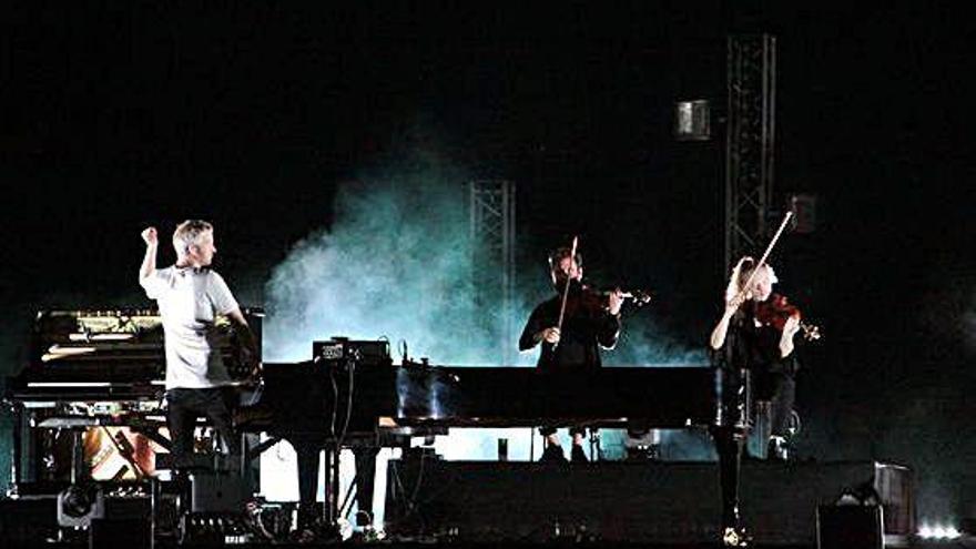 El músic islandès, a l&#039;escenari de l&#039;Espai Port de Sant Feliu de Guíxols.