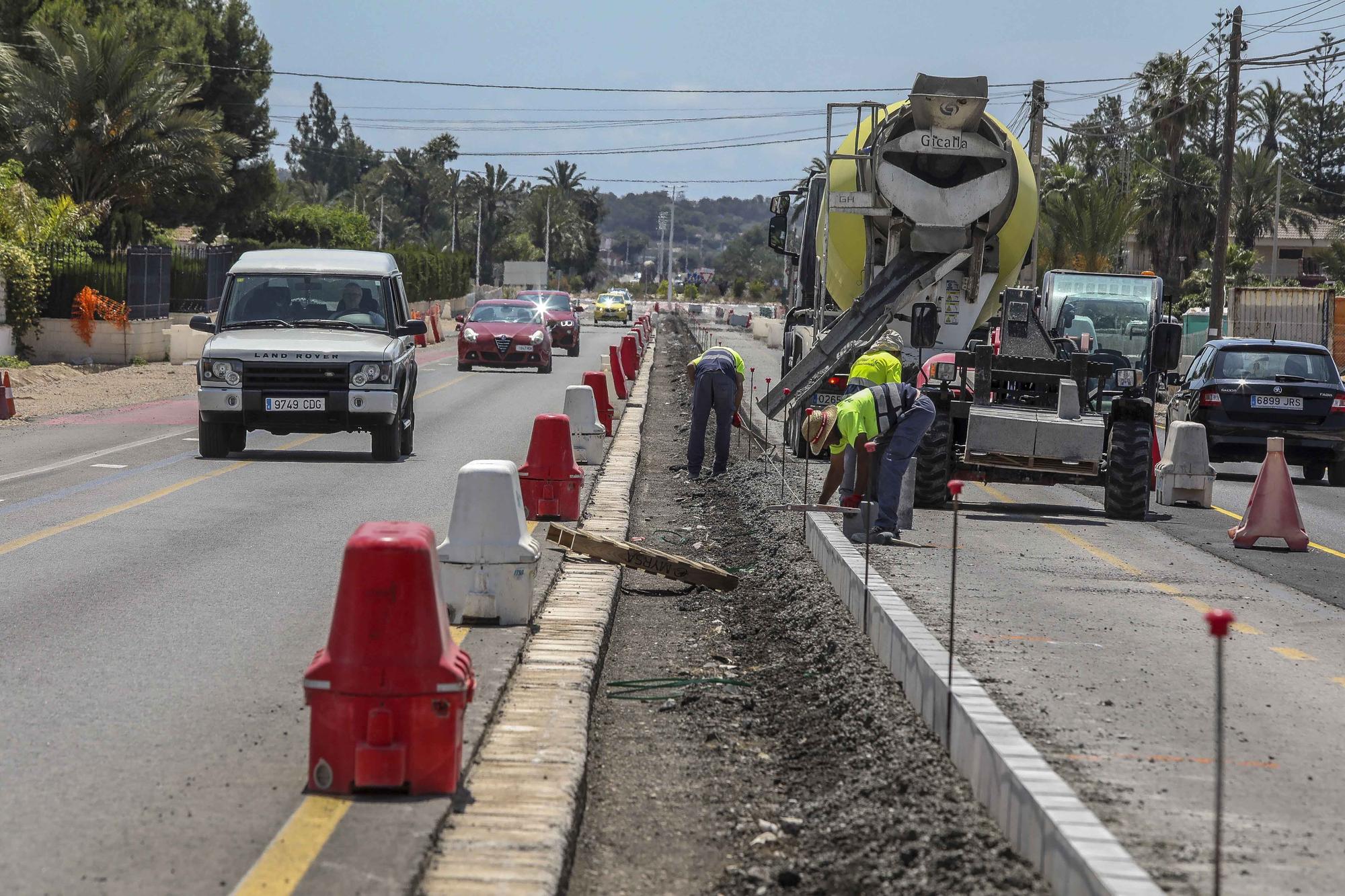 Las obras en el vial entre Elche y Santa Pola aceleran con la extension de la mediana y dos nuevas rotondas