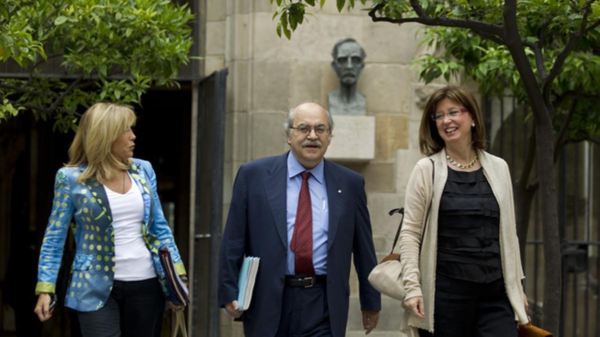 Joana Ortega, Andreu Mas-Colell e Irene Rigau, que seguirán en sus cargos, en una imagen de archivo.