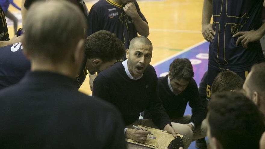 Javi Rodríguez se dirige a sus jugadores, ayer, durante el partido del Oviedo Baloncesto en Pumarín.