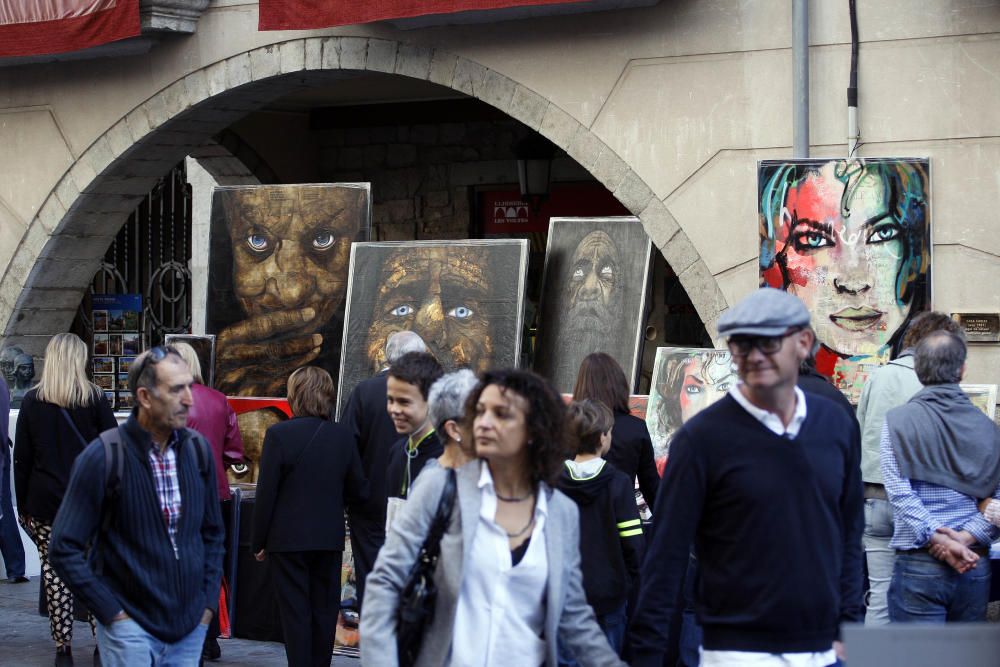 Milers de persones omplen Girona per Tots Sants