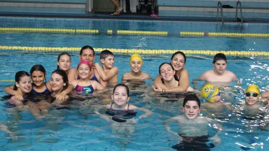 Nadadores del Salvour en la piscina Pedro Escudero. // FdV