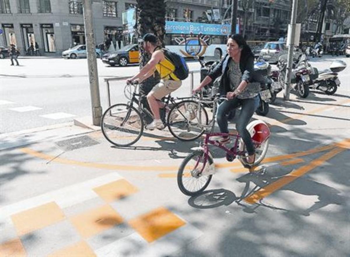 Diagonal en obres .Carril doble provisional, ahir, on moltes bicis segueixen recte, en sentit contrari. Diagonal en obres .Carril doble provisional, ahir, on moltes bicis segueixen recte, en sentit contrari.