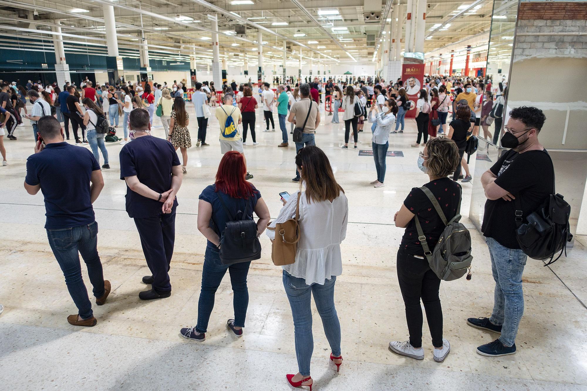 Segundo día de vacunaciones y retrasos en el Centro Comercial La Rambla