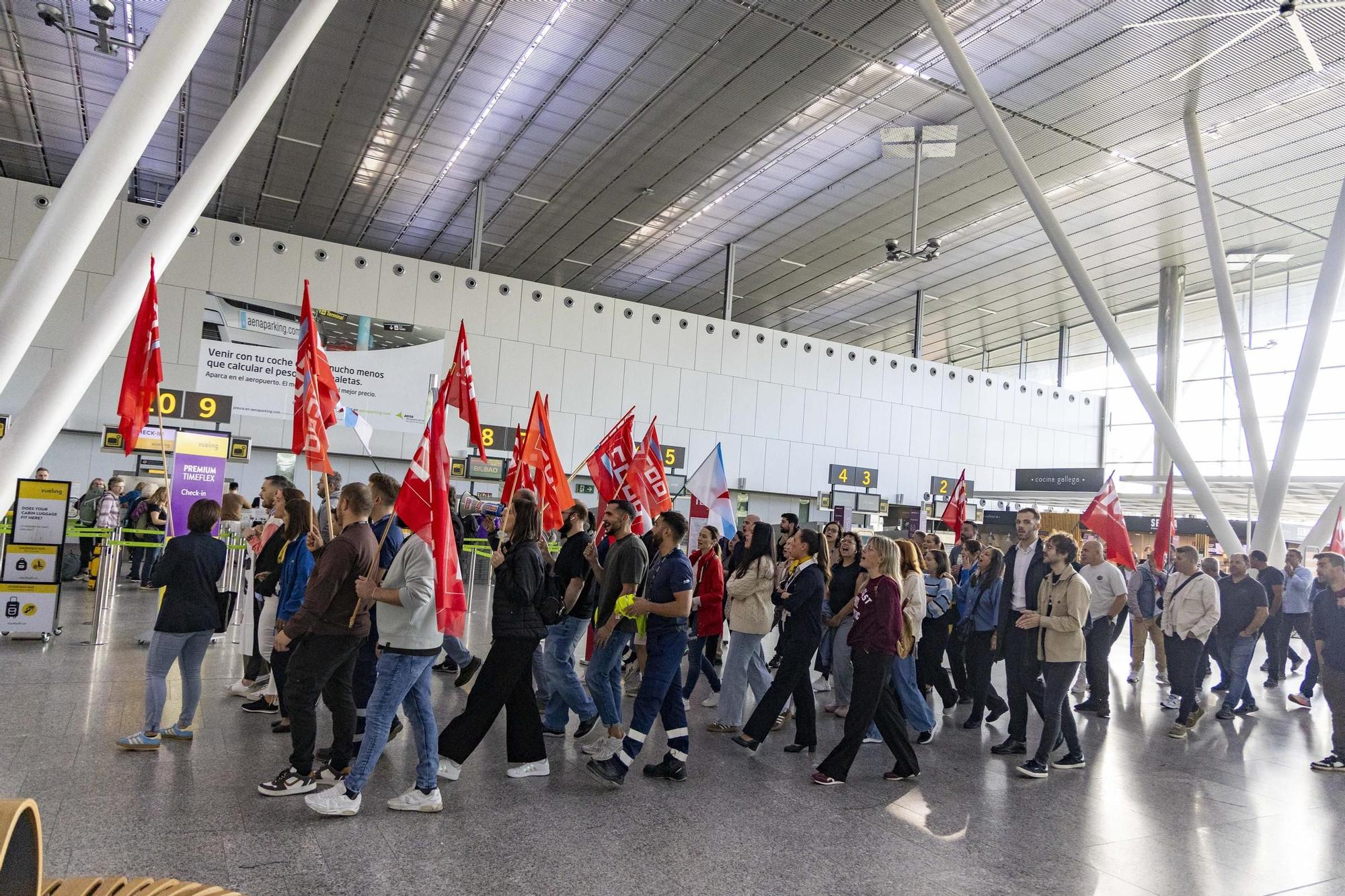 Lostrabajadores de Ryanair se concentran en Lavacolla protestando por el ERE al que se ven  abocados
