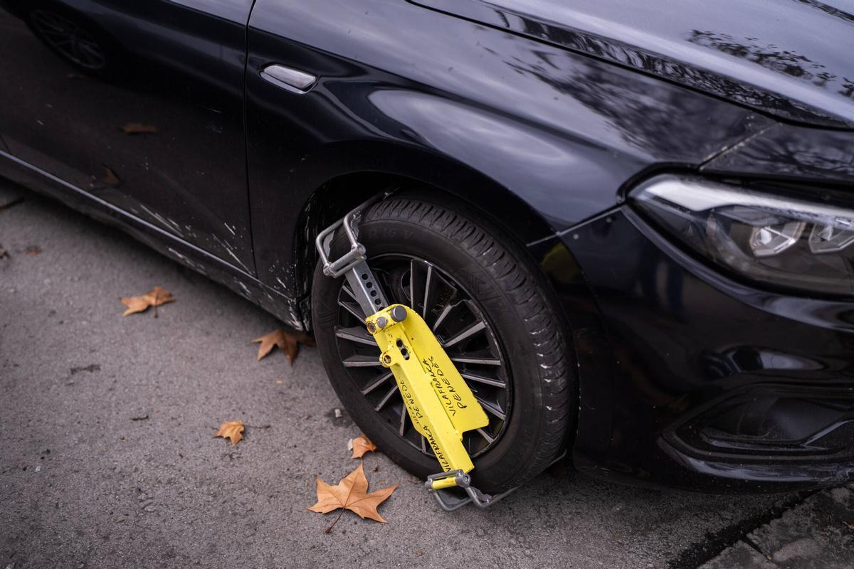 Vehículos inmovilizados con cepo tras ser detectados realizando servicios de transporte ilegal de pasajeros.