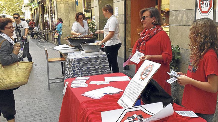 El colectivo captando firmas en contra del proyecto.