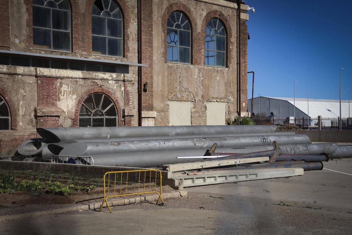La escenografía de Calatrava lleva años abandonada junto a la Nave de Talleres del Port de Sagunt.