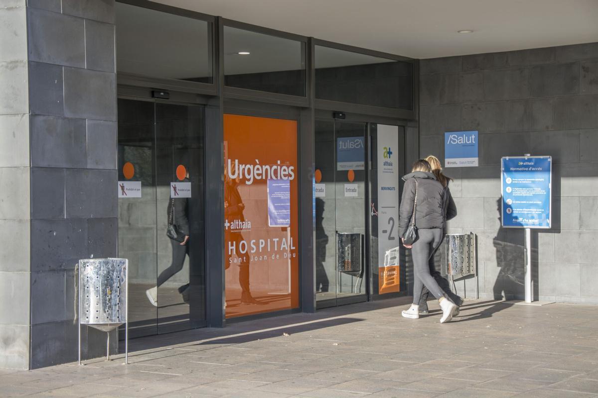 Entrada al servei d'Urgències de l'hospital de Sant Joan de Deu de Manresa