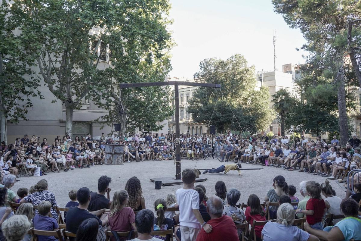 L'espectacle "Mira't" als Jardins del Casino de Manresa L'espectacle "Mira't" als Jardins del Casino de Manresa