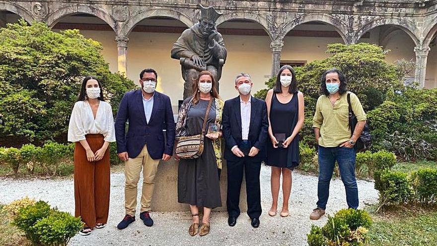 Parte del equipo de CovidBens: Kelly Conde, Juan Vallejo, Margarita Poza, Ricardo Cao, Susana Ladra y Javier Tarrío, en el Pazo de Fonseca, tras recibir un premio de la Real Academia Galega de Ciencias.