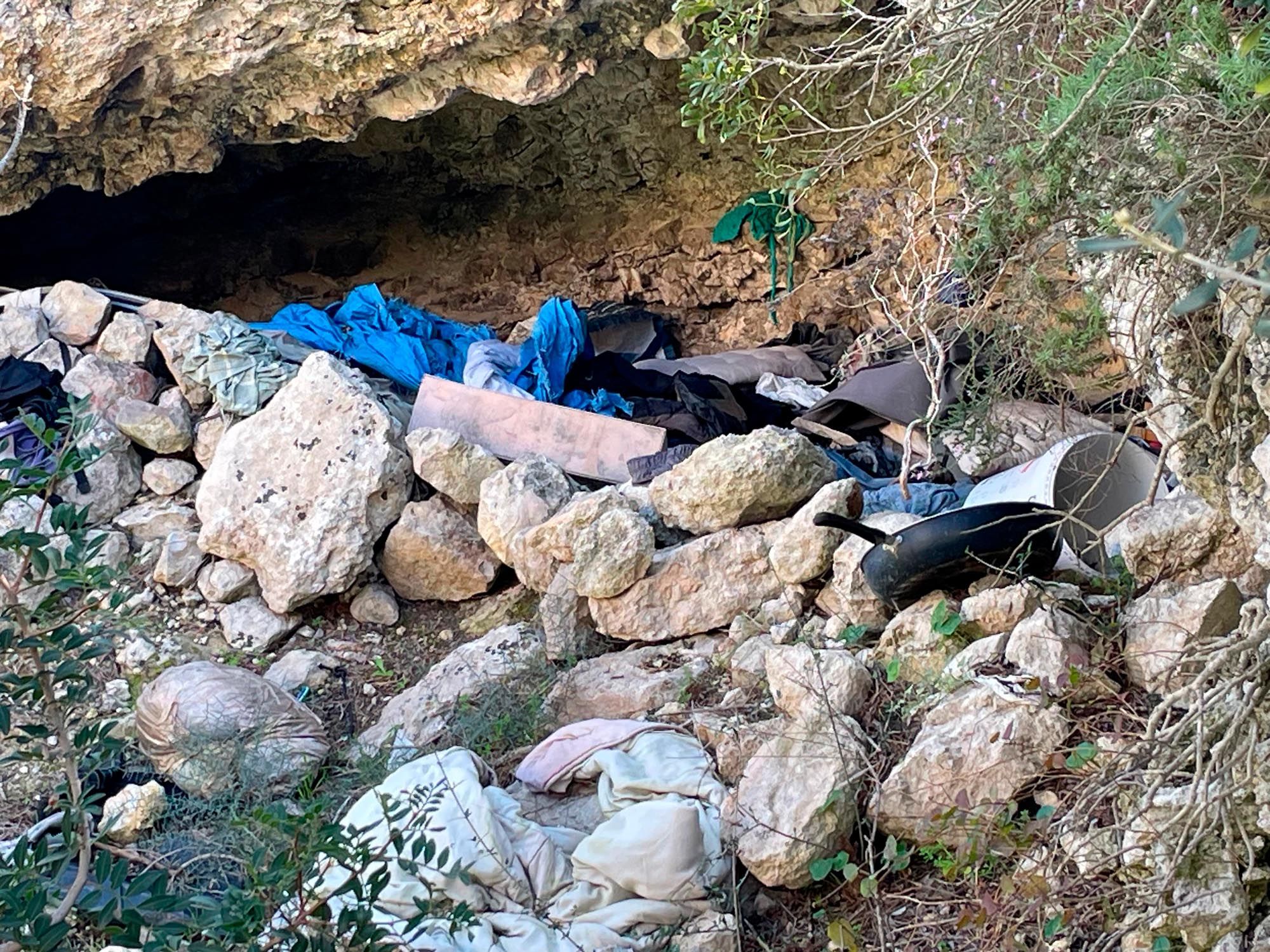 Basura y cueva quemada en es Soto