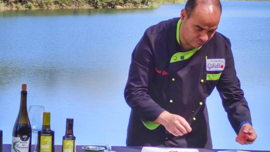 El chef David Gibello marida sus platos con el aceite de los municipios del Geoparque Villuercas Ibores Jara