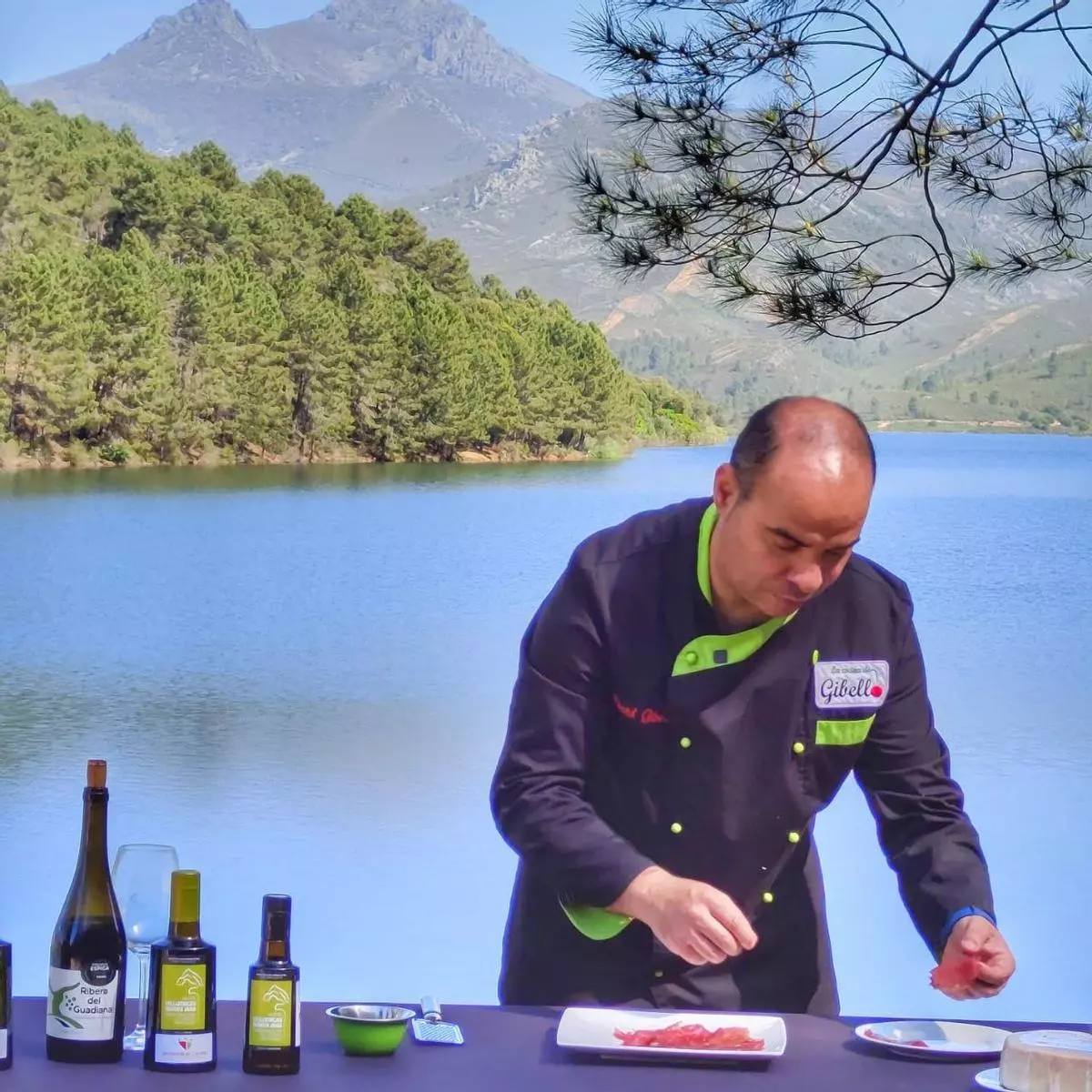 El chef David Gibello marida sus platos con el aceite del Geoparque Villuercas Ibores Jara