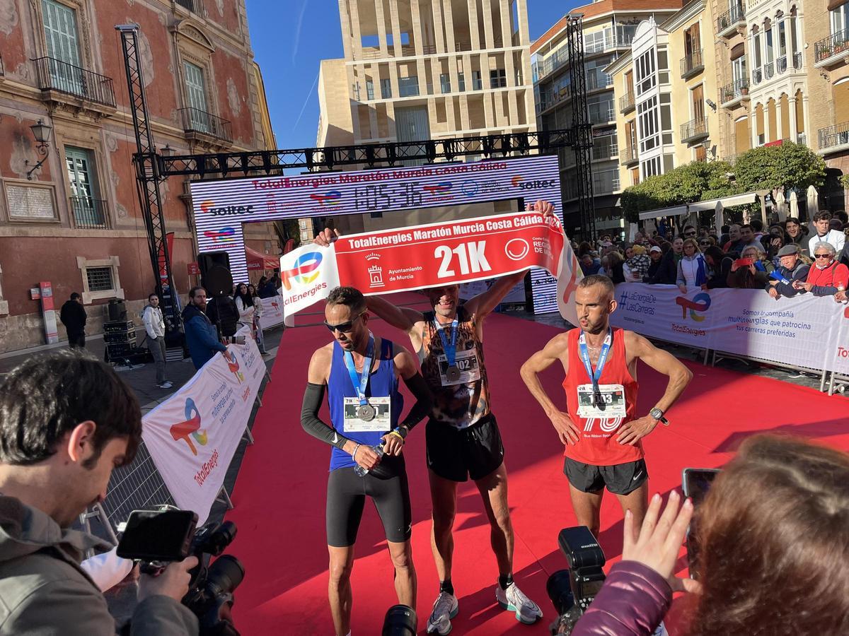 Los tres mejores atletas de la media maratón, en la línea de meta