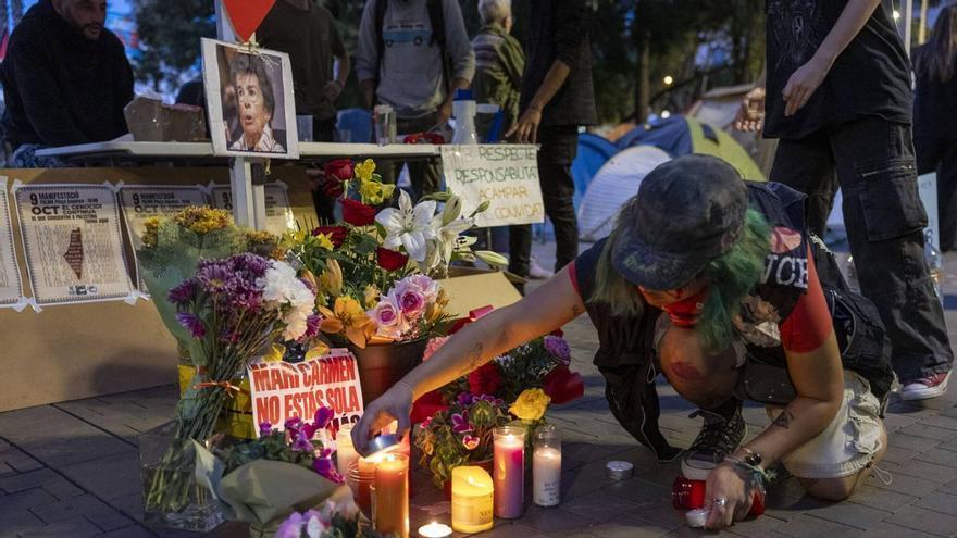 Los acampados de Palma despiden a Maricarmen con un sentido minuto de silencio: "Víctimas, os recordamos"