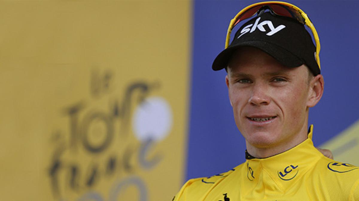 Chris Froome, vestido de amarillo en el podio del Mont Ventoux