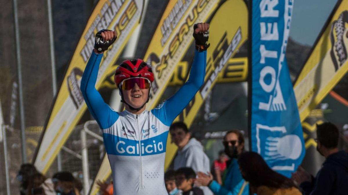 María Filgueiras levanta los brazos como ganadora. |  // LA OPINIÓN