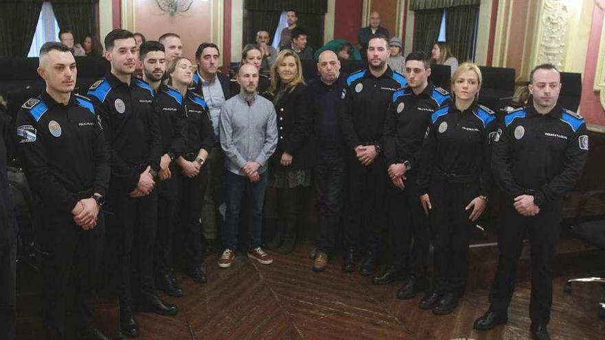 El alcalde, en el centro con los nueve policías locales que se incorporan a la plantilla en Ourense. // Iñaki Osorio