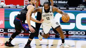 Harden, con el balón, en una imagen de archivo con Ben Simmons