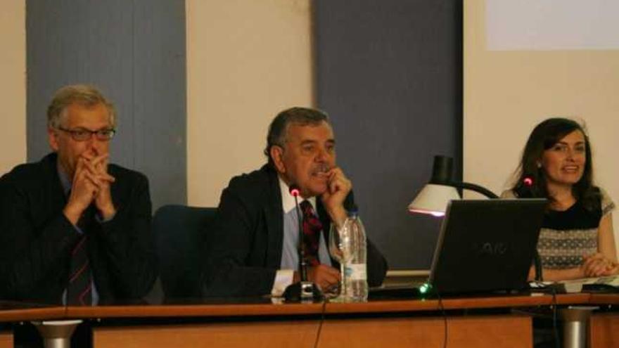 José Miguel Merino de Cáceres (centro) junto a la profesora María José Martínez Ruiz ayer en Valladolid.