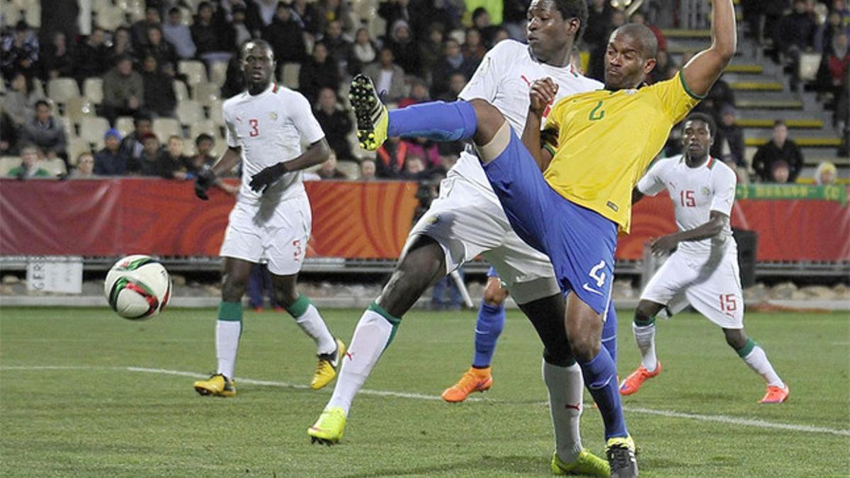 Marlon con Sidy Sarr en el partido semifinal del Mundial sub 20 de 2015 disputado en Nueva Zelanda